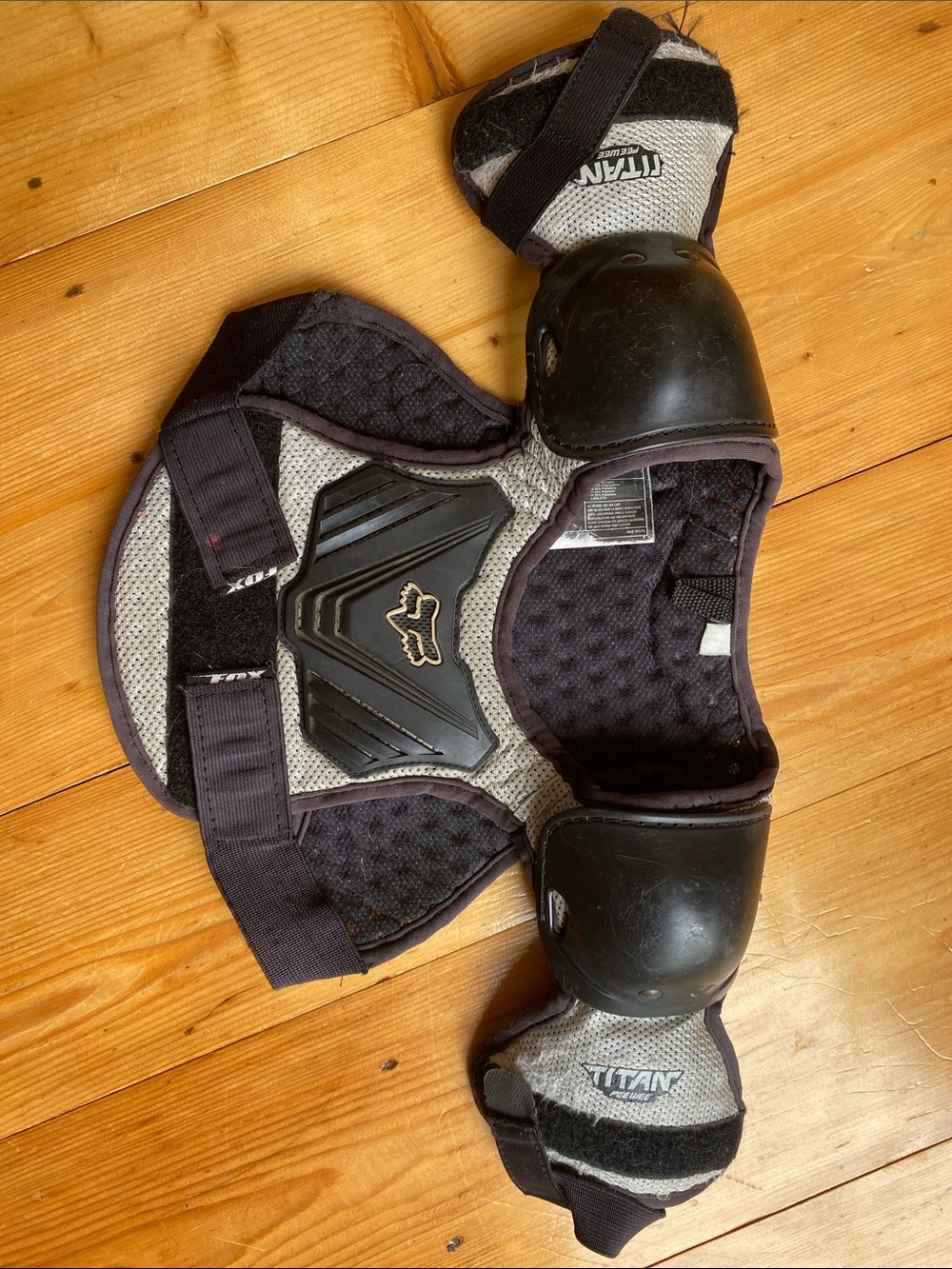Fox Youth Peewee Titan chest guard